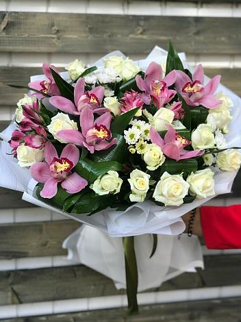 Букет цветов из: Розы и Хризантемы в Дигоре