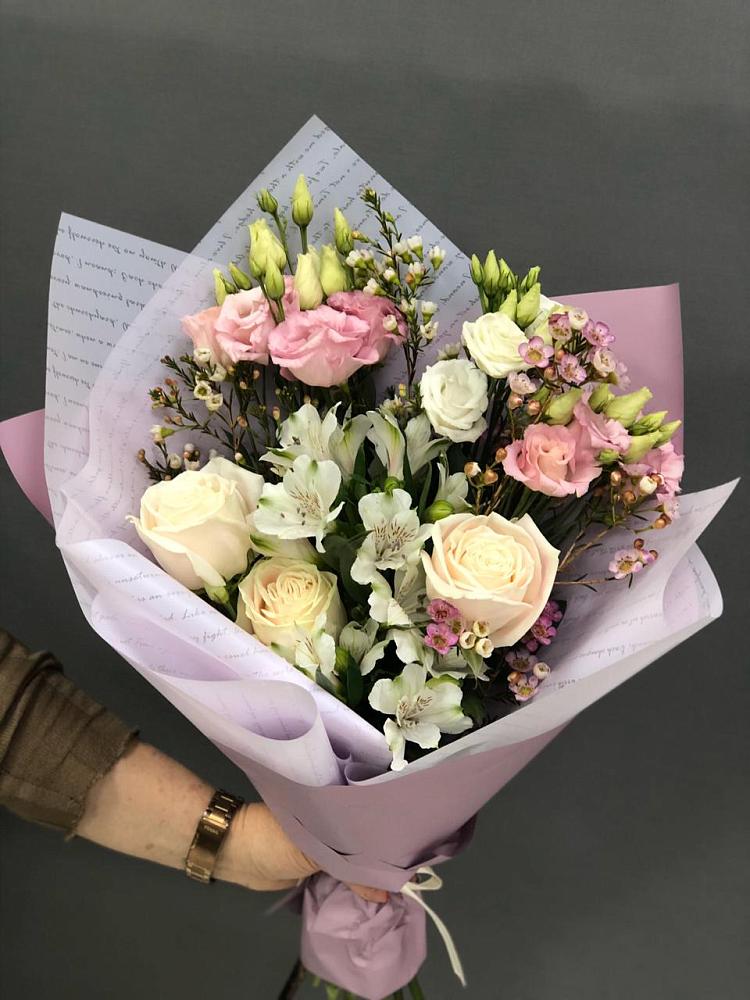 Букет цветов из: Альстромерии, Розы и Лизиантусы в Дигоре