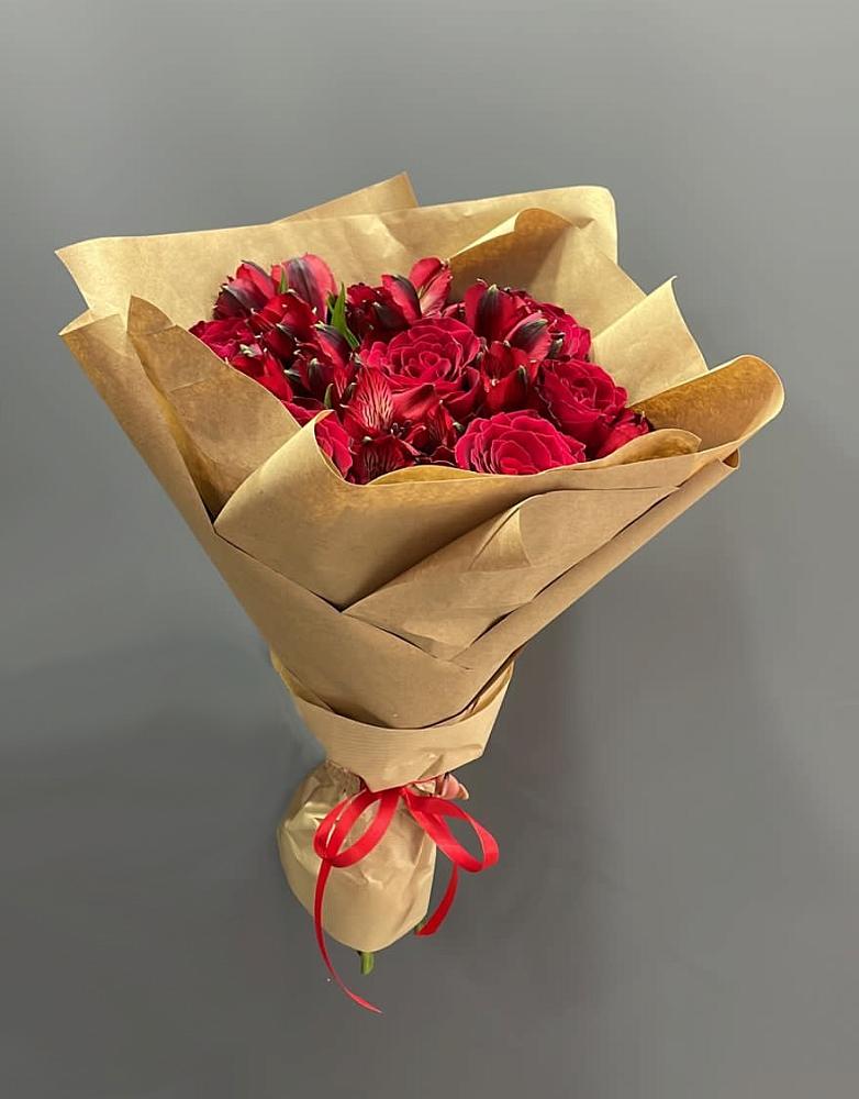 Букет цветов из: Альстромерии и Розы в Дигоре