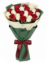 Букет Микс из красных и белых роз в Дигоре