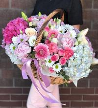 Композиция солнечный день в Дигоре Цветочная композиция из Розы, Хризантемы, Пионы и Лизиантусы в корзине в Дигоре