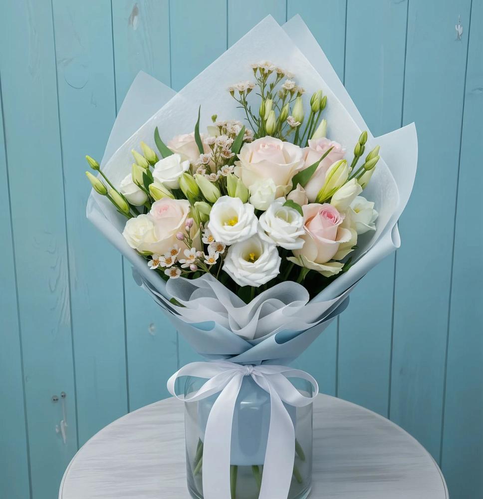 Букет цветов из: Розы и Лизиантусы в Дигоре