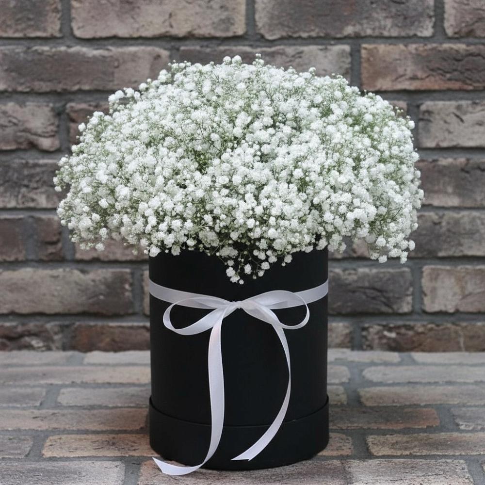 Цветочная композиция из Гипсофила в шляпной коробке в Дигоре