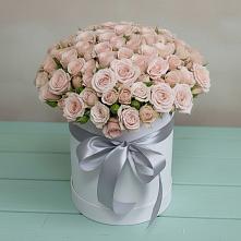 Цветочная композиция из Розы в шляпной коробке в Дигоре