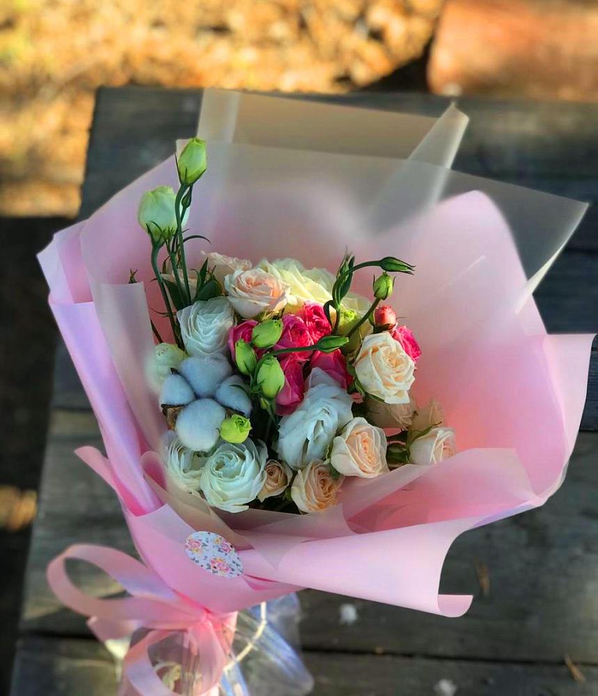 Букет цветов из: Розы и Лизиантусы в Дигоре