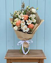 Букет цветов из:  Альстромерии, Лизиантусы, Розы и Хризантемы в Дигоре