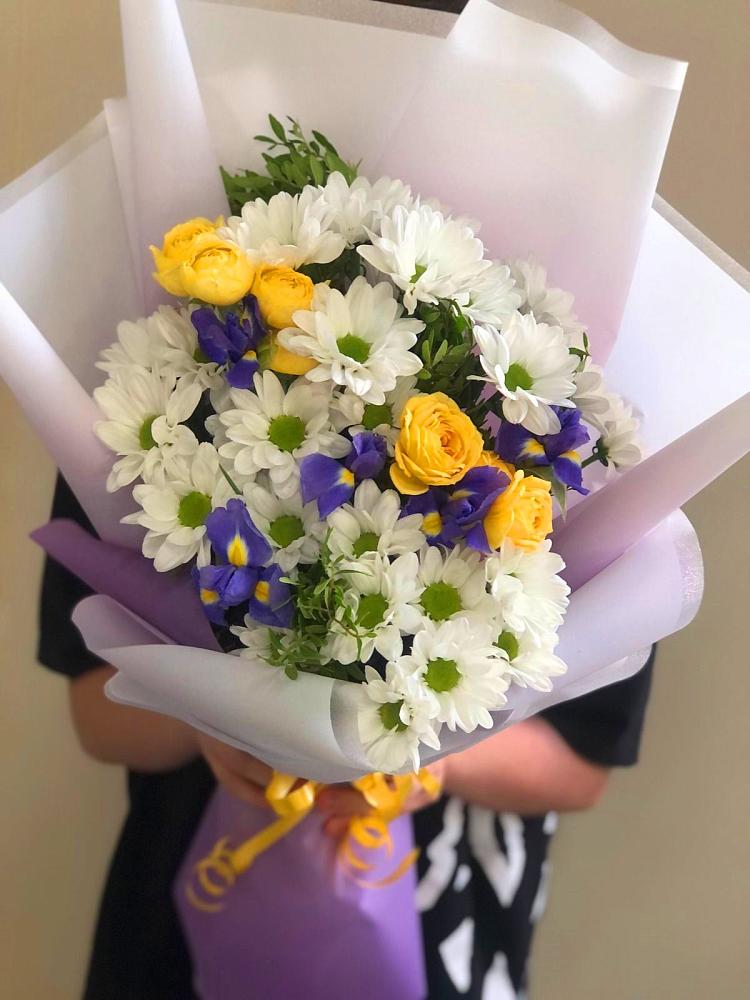 Букет цветов из: Ирисы, Хризантемы и Розы в Дигоре