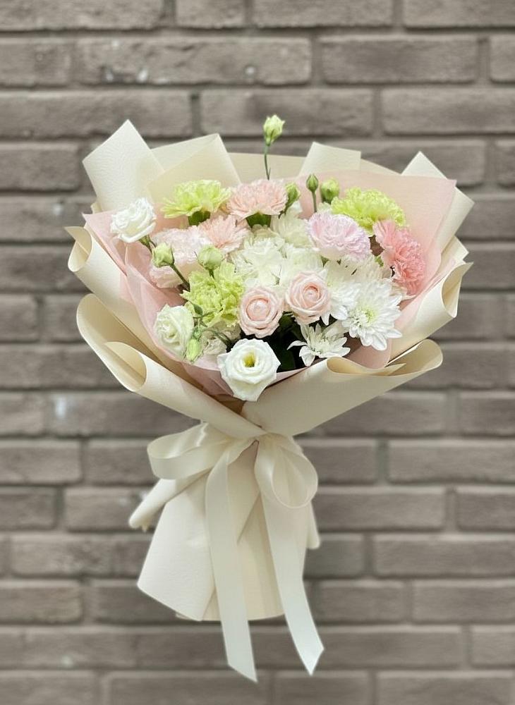 Букет цветов из: Гвоздики, Розы, Лизиантусы и Хризантемы в Дигоре