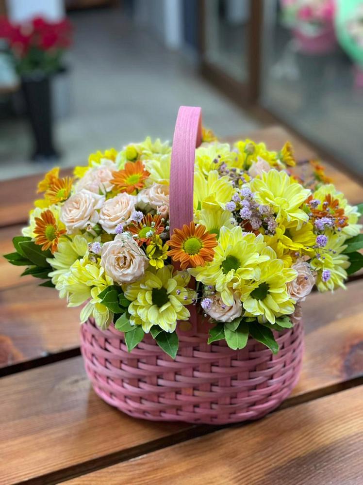Цветочная композиция из Хризантемы и Розы в корзине в Дигоре