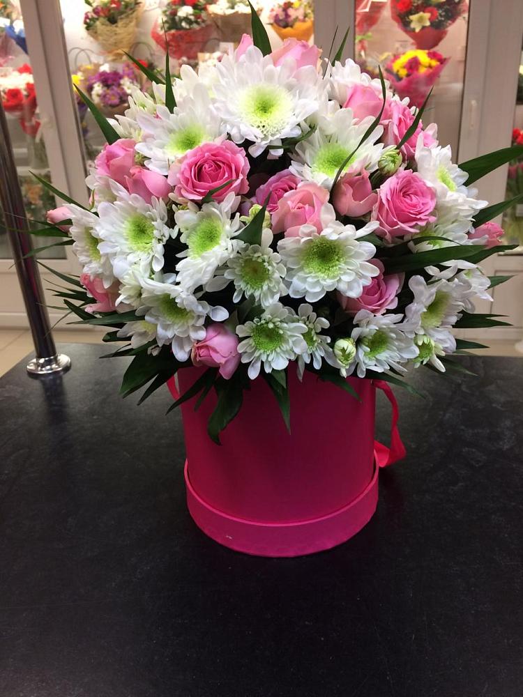 Цветочная композиция из Розы и Хризантемы в шляпной коробке в Дигоре