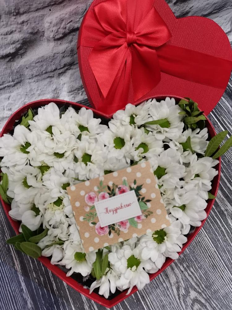 Цветочная композиция из Хризантемы в виде сердца в Дигоре