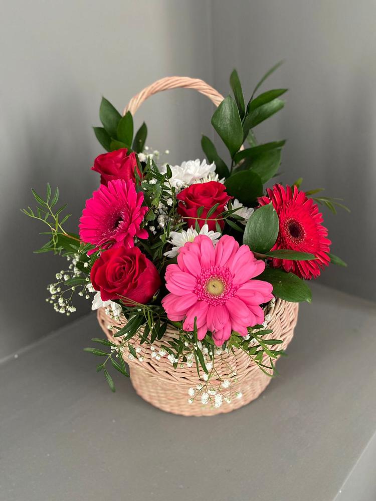 Цветочная композиция из Розы, Хризантемы и Герберы в корзине в Дигоре