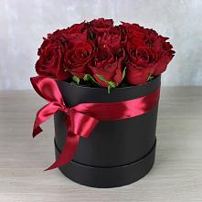 Цветочная композиция из Розы в шляпной коробке в Дигоре