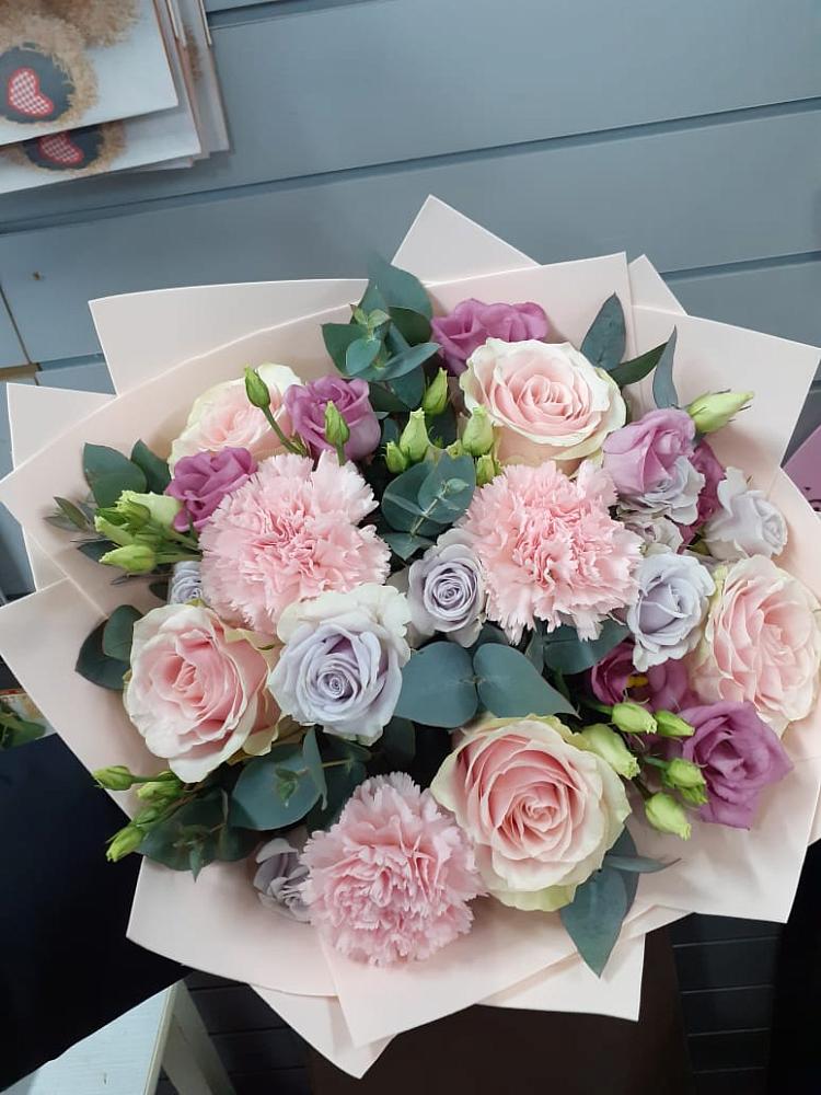 Букет цветов из: Розы, Гвоздики и Лизиантусы в Дигоре