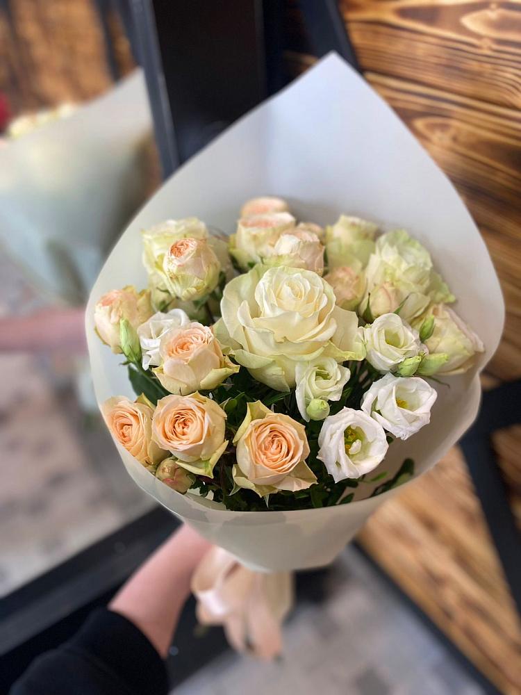 Букет цветов из: Розы и Лизиантусы в Дигоре