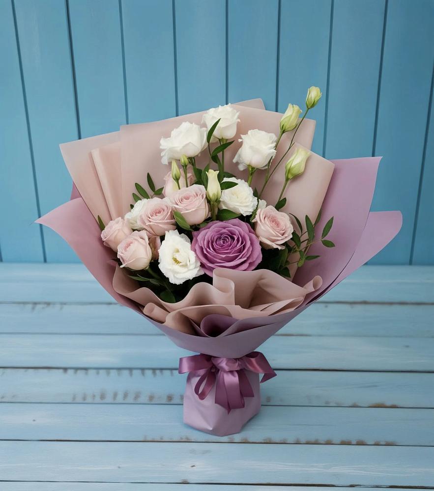 Букет цветов из: Розы и Лизиантусы в Дигоре